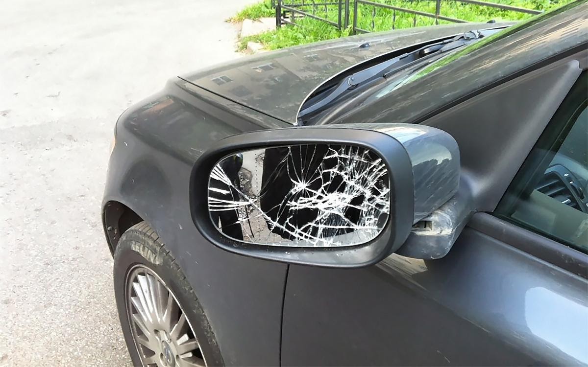 Задела зеркалом машину и уехала. Задела зеркалом машину и уехала. Задела зеркалом машину и уехала. Машина с разбитыми зеркалами. Задела зеркалом машину и уехала.