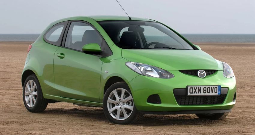 Маленькое авто Mazda 2 для девушек